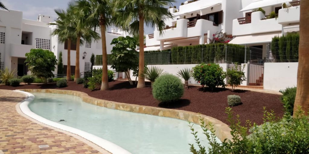 Zona ajardinada de un residencial. Obra de los jardineros de MALIREMAIN